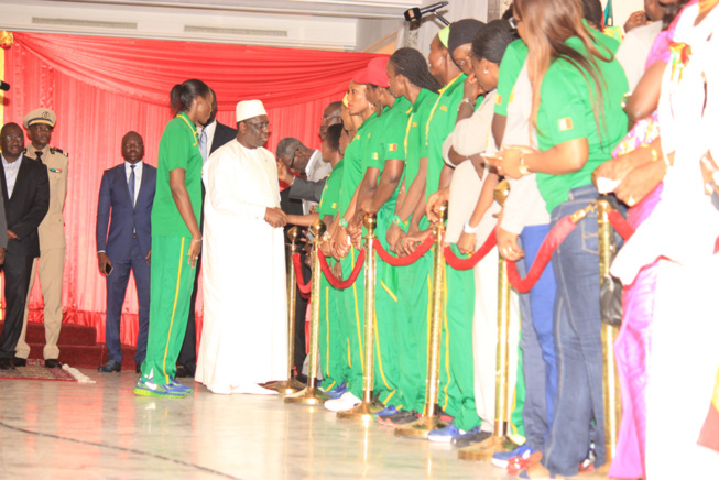 En images l'arrivée triomphale des lionnes du Basket sacrées championnes d'Afrique. Regardez En images l'arrivée triomphale des lionnes du Basket sacrées championnes d'Afrique. Regardez