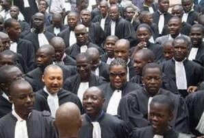 Tribunal de grande instance de Dakar : Une audience interrompue pour une séance de dédicace d'un livre, l'Ajas dans tous ses états Tribunal de grande instance de Dakar : Une audience interrompue pour une séance de dédicace d'un livre, l'Ajas dans tous ses états