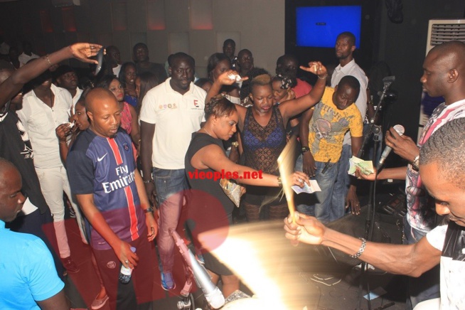 Baramundi: La Sénégalaise de Paris Awa Yaffa arrose Pape Diouf de billets de banque. Baramundi: La Sénégalaise de Paris Awa Yaffa arrose Pape Diouf de billets de banque.