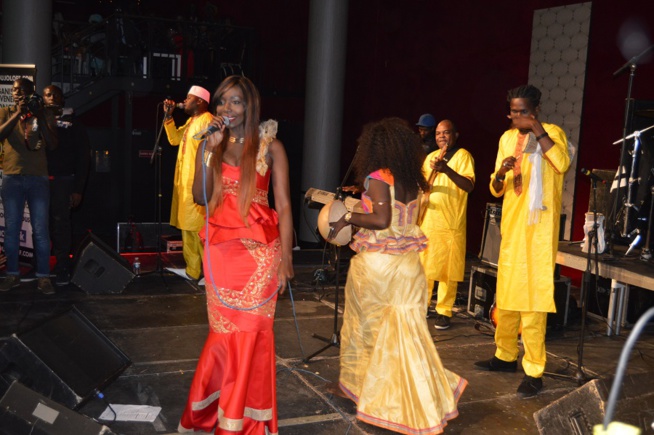 En Direct de Paris: La Diva Coumba Gawlo réussi son pari en remplissant la salle.Revivez les premières images. En Direct de Paris: La Diva Coumba Gawlo réussi son pari en remplissant la salle.Revivez les premières images.