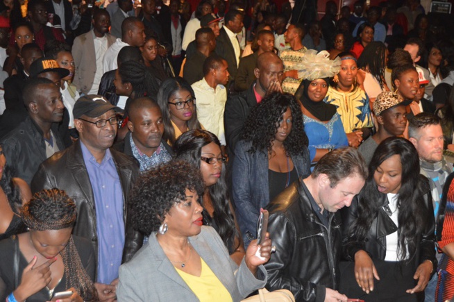 En Direct de Paris: La Diva Coumba Gawlo réussi son pari en remplissant la salle.Revivez les premières images.