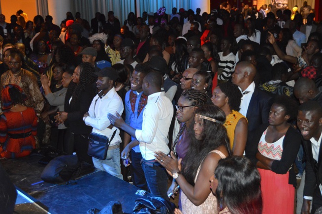 En Direct de Paris: La Diva Coumba Gawlo réussi son pari en remplissant la salle.Revivez les premières images. En Direct de Paris: La Diva Coumba Gawlo réussi son pari en remplissant la salle.Revivez les premières images.