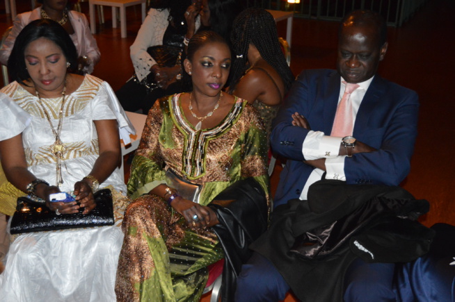 En Direct de Paris: La Diva Coumba Gawlo réussi son pari en remplissant la salle.Revivez les premières images. En Direct de Paris: La Diva Coumba Gawlo réussi son pari en remplissant la salle.Revivez les premières images.