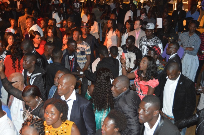 En Direct de Paris: La Diva Coumba Gawlo réussi son pari en remplissant la salle.Revivez les premières images. En Direct de Paris: La Diva Coumba Gawlo réussi son pari en remplissant la salle.Revivez les premières images.