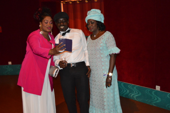 En Direct de Paris: La Diva Coumba Gawlo réussi son pari en remplissant la salle.Revivez les premières images. En Direct de Paris: La Diva Coumba Gawlo réussi son pari en remplissant la salle.Revivez les premières images.