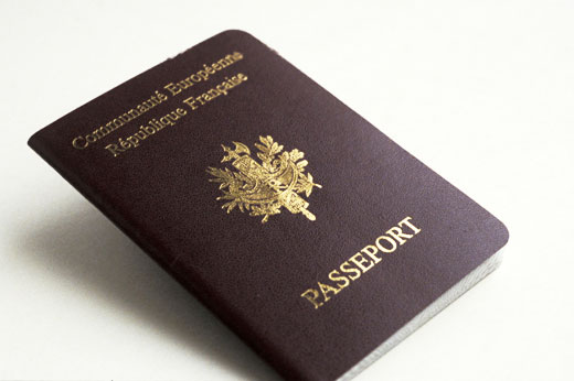 Trafic de passeport diplomatique: un marabout dealer « très connu » toujours introuvable