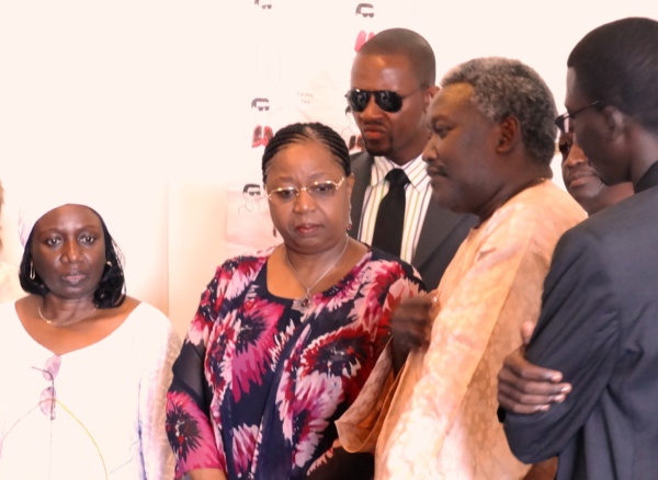 Le Dr Abdoul Aziz Kassé aux femmes qui fument : "Le danger lié à l'exposition de la cigarette peut modifier les règles, entraîner des ménopauses précoces" Le Dr Abdoul Aziz Kassé aux femmes qui fument : "Le danger lié à l'exposition de la cigarette peut modifier les règles, entraîner des ménopauses précoces"