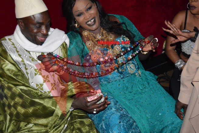 Quand Ngoné Ndiaye présente ses "bin bin" à Sallé Bigué, les euros sortent! Quand Ngoné Ndiaye présente ses "bin bin" à Sallé Bigué, les euros sortent!