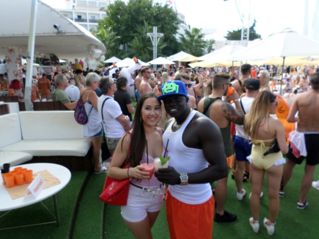 Ouz Diop l'épicurien Sénégalais d'Ibiza en Espagne croque la belle vie. Ouz Diop l'épicurien Sénégalais d'Ibiza en Espagne croque la belle vie.