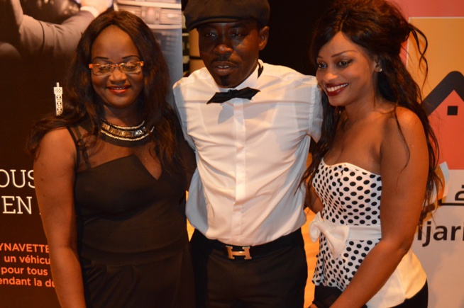 Dj Boubs pose avec des fans Parisiennes. Dj Boubs pose avec des fans Parisiennes.