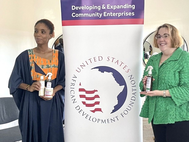 Voyage de diplomatie commerciale au Sénégal : Molly Phee remet une subvention de 99 500 dollars à Seynabou Fall, fondatrice de Soxna Cosmetics Voyage de diplomatie commerciale au Sénégal : Molly Phee remet une subvention de 99 500 dollars à Seynabou Fall, fondatrice de Soxna Cosmetics