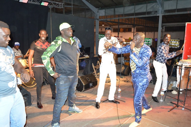 Balla Gaye 2 et Sa Thies chauffent la scéne de Pape Diouf à Mortarell à Barçalone. Balla Gaye 2 et Sa Thies chauffent la scéne de Pape Diouf à Mortarell à Barçalone.