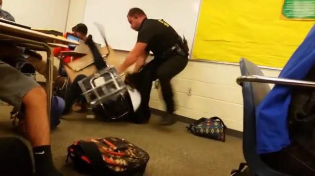 Vidéo-Un policier américain blanc maltraite sauvagement une lycéenne noire dans sa classe. Regardez Vidéo-Un policier américain blanc maltraite sauvagement une lycéenne noire dans sa classe. Regardez