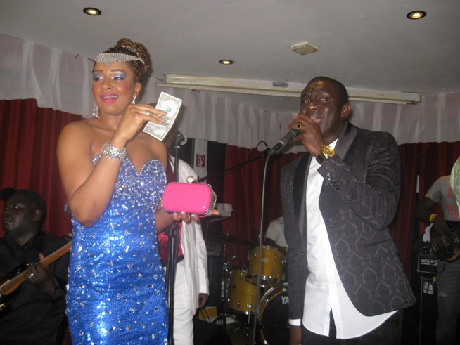 Allmengne: ¨Pape Diouf et la génération consciente explosent le " Gouddi Rakadiou" au sporting de Hamburg. Regardez Allmengne: ¨Pape Diouf et la génération consciente explosent le " Gouddi Rakadiou" au sporting de Hamburg. Regardez