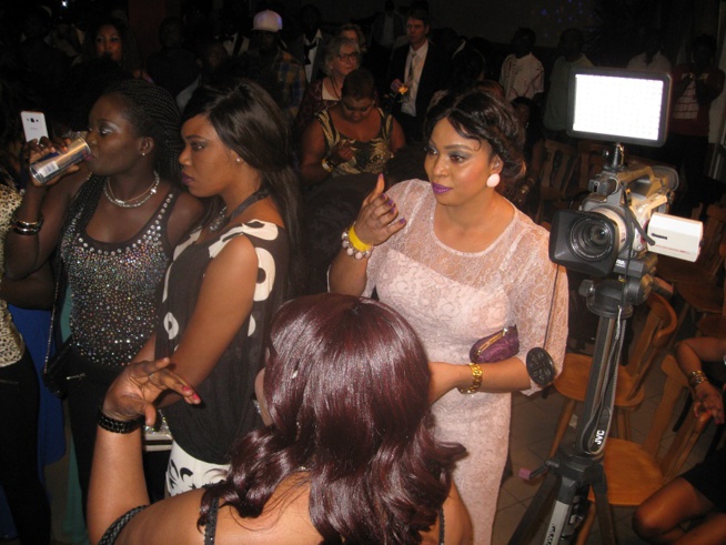 Allmengne: ¨Pape Diouf et la génération consciente explosent le " Gouddi Rakadiou" au sporting de Hamburg. Regardez Allmengne: ¨Pape Diouf et la génération consciente explosent le " Gouddi Rakadiou" au sporting de Hamburg. Regardez