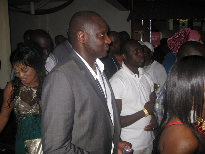 Allmengne: ¨Pape Diouf et la génération consciente explosent le " Gouddi Rakadiou" au sporting de Hamburg. Regardez Allmengne: ¨Pape Diouf et la génération consciente explosent le " Gouddi Rakadiou" au sporting de Hamburg. Regardez