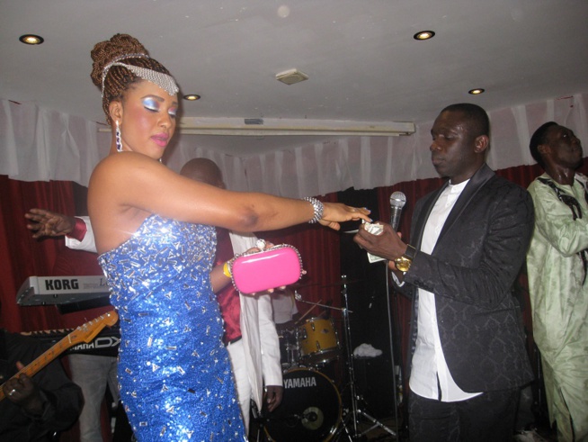 Allmengne: ¨Pape Diouf et la génération consciente explosent le " Gouddi Rakadiou" au sporting de Hamburg. Regardez Allmengne: ¨Pape Diouf et la génération consciente explosent le " Gouddi Rakadiou" au sporting de Hamburg. Regardez