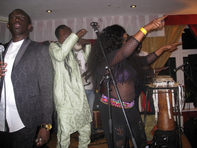 Allmengne: ¨Pape Diouf et la génération consciente explosent le " Gouddi Rakadiou" au sporting de Hamburg. Regardez Allmengne: ¨Pape Diouf et la génération consciente explosent le " Gouddi Rakadiou" au sporting de Hamburg. Regardez