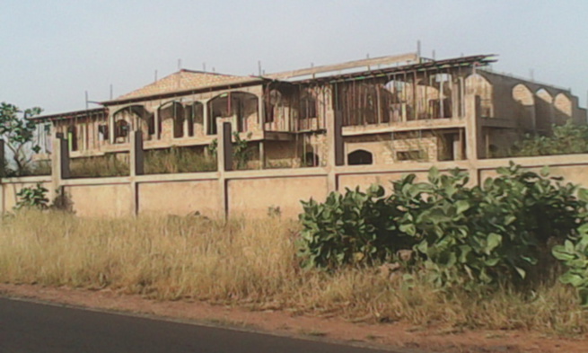 Le château inachevé de Wade à Touba…Il faut au minimum 100 millions pour…… Le château inachevé de Wade à Touba…Il faut au minimum 100 millions pour……