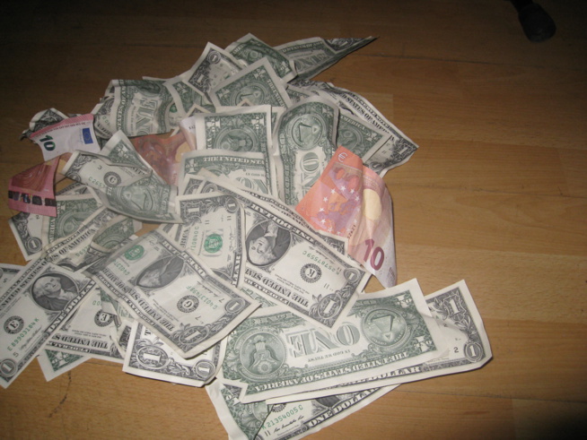 VIDEO: Une pluie de Dollar à la soirée "Gouddi Rakadiou" de Hamburg en Allmengne: Binta Ndow et Aisha Dabo de Bremen battent le record. Regardez VIDEO: Une pluie de Dollar à la soirée "Gouddi Rakadiou" de Hamburg en Allmengne: Binta Ndow et Aisha Dabo de Bremen battent le record. Regardez