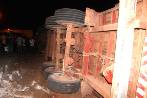 Photos - Spectaculaire accident sur la route de l’aéroport : Un camion fou provoque un carambolage