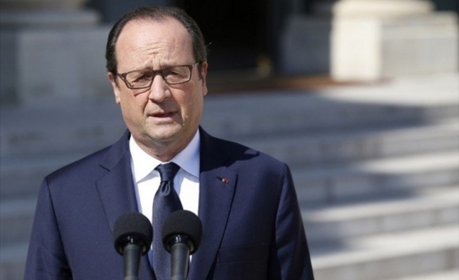François Hollande : « L’état d’urgence sera décrété, certains lieux fermés, la circulation interdite » François Hollande : « L’état d’urgence sera décrété, certains lieux fermés, la circulation interdite »