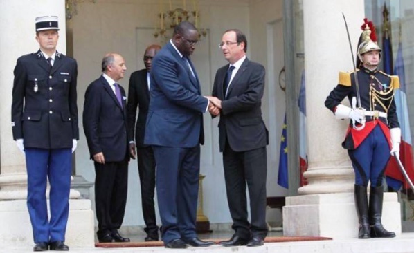 Attaques de Paris : Macky Sall condamne et exprime son soutien à Hollande Attaques de Paris : Macky Sall condamne et exprime son soutien à Hollande