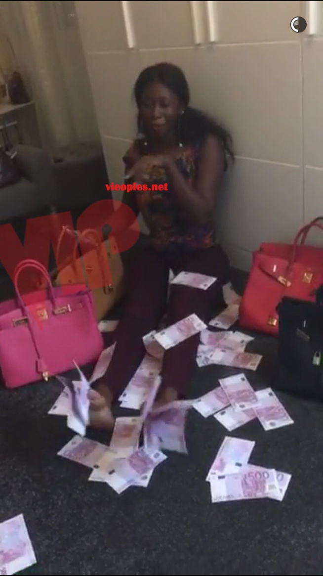 VIDEO: Karina Tavarez et sa copine Kiné Lamine dans leur délires avec des billets de 500 Euros. VIDEO: Karina Tavarez et sa copine Kiné Lamine dans leur délires avec des billets de 500 Euros.