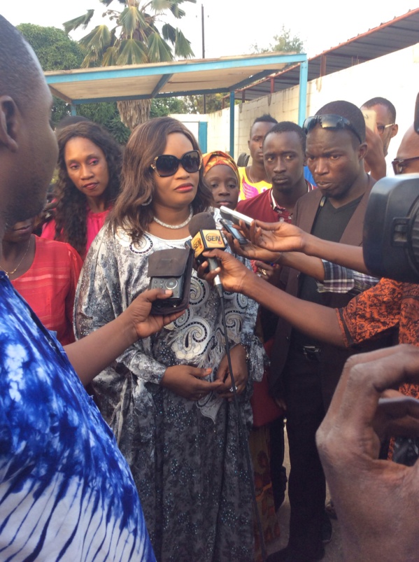 Caravane Emergence au Féminin : Le ministre Fatou Tambédou offre des bourses d’études à 35 élèves de l’école Mariama Bâ Caravane Emergence au Féminin : Le ministre Fatou Tambédou offre des bourses d’études à 35 élèves de l’école Mariama Bâ