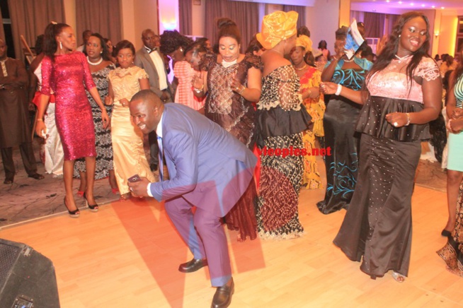 CHEIKH GADIAGA en mode "Pakargni" arrose Pape Diouf de billets d'euros. CHEIKH GADIAGA en mode "Pakargni" arrose Pape Diouf de billets d'euros.