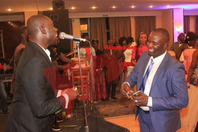 CHEIKH GADIAGA en mode "Pakargni" arrose Pape Diouf de billets d'euros. CHEIKH GADIAGA en mode "Pakargni" arrose Pape Diouf de billets d'euros.