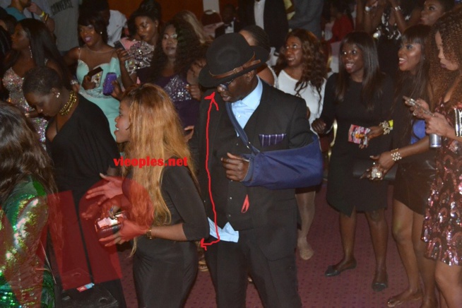 Que peut bien mijoter ce vieux derrière cette demoiselle? Que peut bien mijoter ce vieux derrière cette demoiselle?