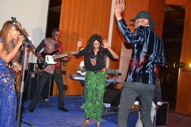 Serigne Mboup fait son show à la soirée de Viviane à Anvers. Serigne Mboup fait son show à la soirée de Viviane à Anvers.