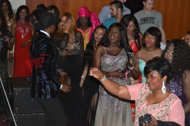 Serigne Mboup fait son show à la soirée de Viviane à Anvers. Serigne Mboup fait son show à la soirée de Viviane à Anvers.