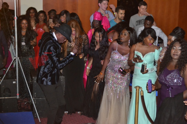 Serigne Mboup fait son show à la soirée de Viviane à Anvers. Serigne Mboup fait son show à la soirée de Viviane à Anvers.
