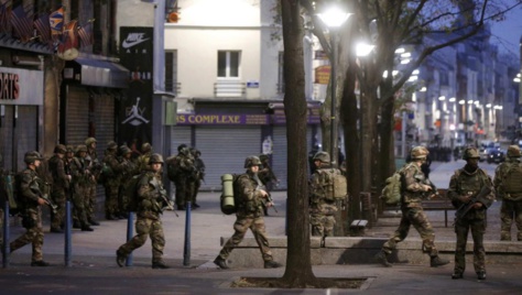 France: Après les attentats de Paris, une femme kamikaze tuée et cinq suspects arrêtés à Saint-Denis France: Après les attentats de Paris, une femme kamikaze tuée et cinq suspects arrêtés à Saint-Denis
