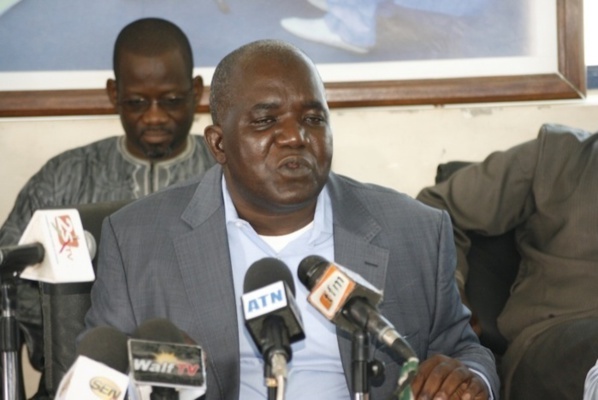 "Quand les vautours deviennent des porteurs de valise et autres délateurs au service de Macky Sall" (Oumar Sarr) "Quand les vautours deviennent des porteurs de valise et autres délateurs au service de Macky Sall" (Oumar Sarr)