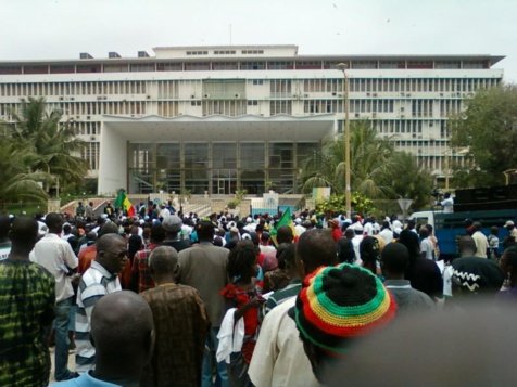 Le Pds et ses alliés invitent les Sénégalais à manifester devant l’Assemblée nationale, ce mercredi Le Pds et ses alliés invitent les Sénégalais à manifester devant l’Assemblée nationale, ce mercredi