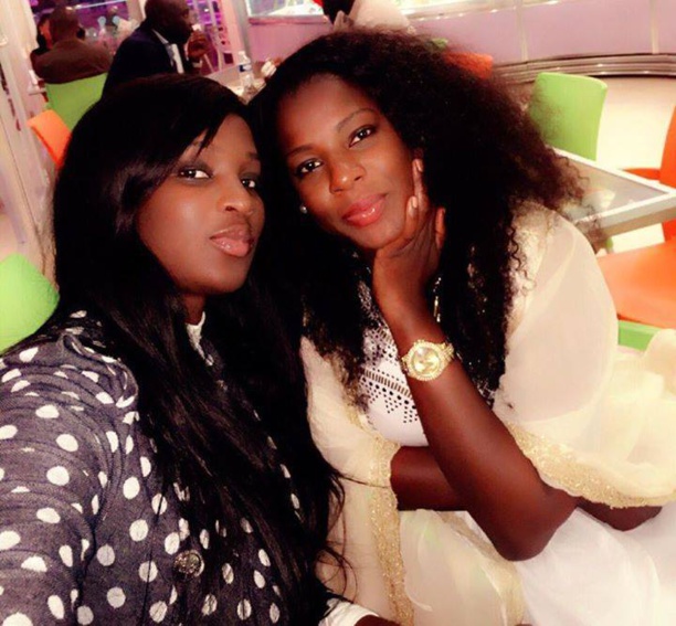Lissa en toute complicité avec sa petite soeur madame Mbacké Sophia. Lissa en toute complicité avec sa petite soeur madame Mbacké Sophia.
