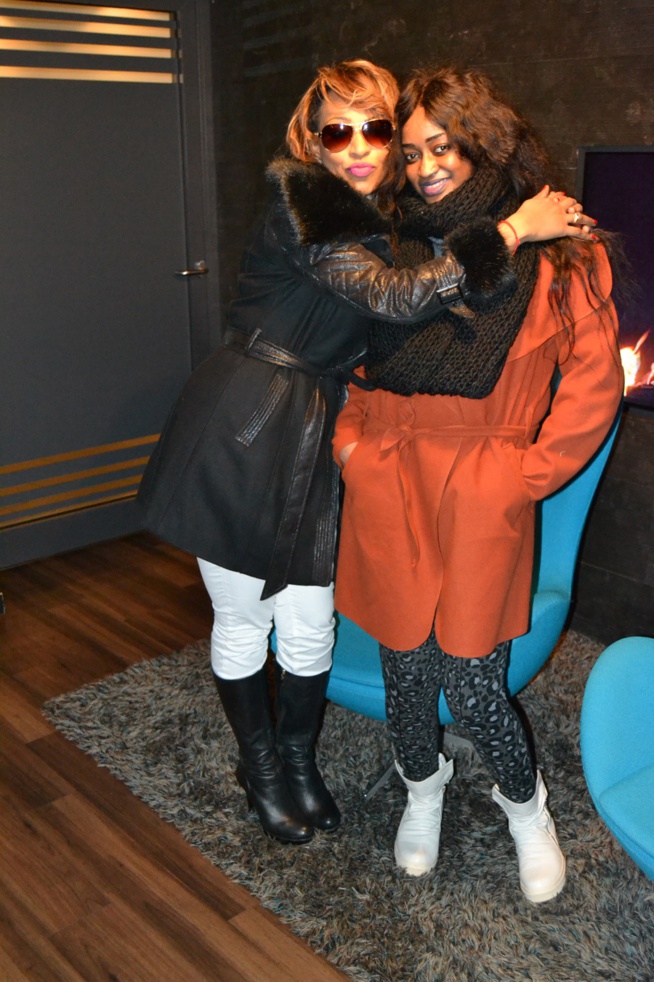 Viviane en compagnie de sa danseuse Kiné Badiane à Bremen. Une belle complicité. Viviane en compagnie de sa danseuse Kiné Badiane à Bremen. Une belle complicité.