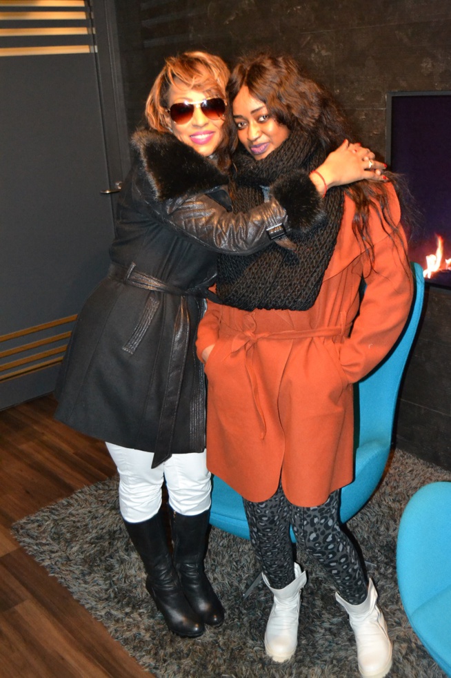 Viviane en compagnie de sa danseuse Kiné Badiane à Bremen. Une belle complicité. Viviane en compagnie de sa danseuse Kiné Badiane à Bremen. Une belle complicité.