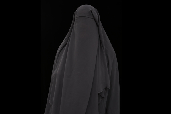 L'interdiction de la burqa fait sa première victime à Ouakam : Une femme voilée tabassée, déshabillée et traitée de terroriste L'interdiction de la burqa fait sa première victime à Ouakam : Une femme voilée tabassée, déshabillée et traitée de terroriste