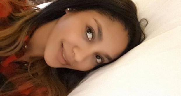 Adja Diallo tout à fait douce sur un oreiller parisien Adja Diallo tout à fait douce sur un oreiller parisien