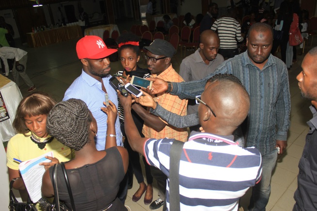Révolution Act II: Le rappeur Fata face aux journalistes avant le jour-j du 05 décembre au grand théâtre. Révolution Act II: Le rappeur Fata face aux journalistes avant le jour-j du 05 décembre au grand théâtre.