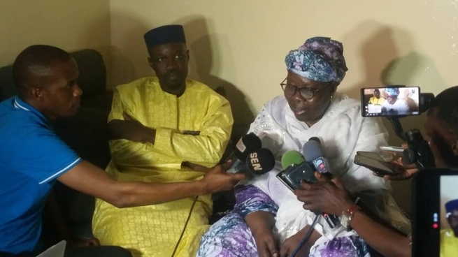 Scène surréaliste : Il entre dans la maison d'Ousmane Sonko et s’en prend à sa famille Scène surréaliste : Il entre dans la maison d'Ousmane Sonko et s’en prend à sa famille