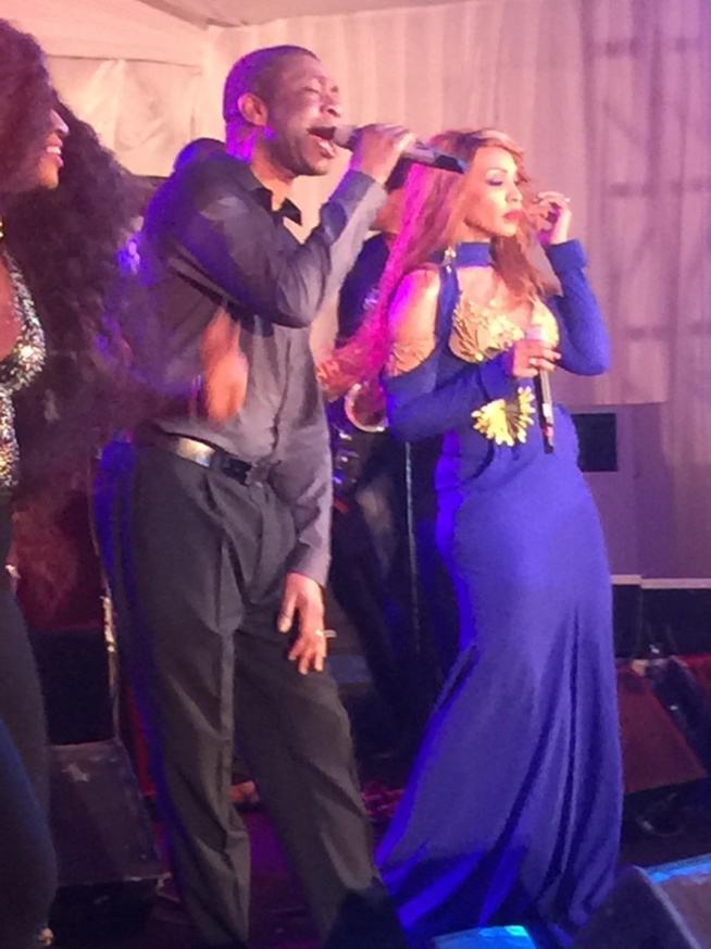 Viviane sur scéne avec Youssou Ndour explosent le King Fhad Place. Viviane sur scéne avec Youssou Ndour explosent le King Fhad Place.