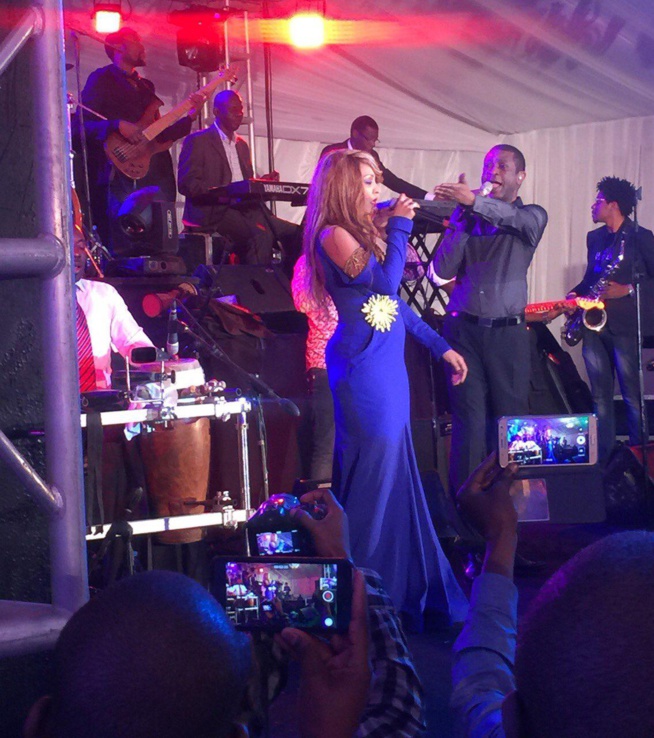 Viviane sur scéne avec Youssou Ndour explosent le King Fhad Place. Viviane sur scéne avec Youssou Ndour explosent le King Fhad Place.