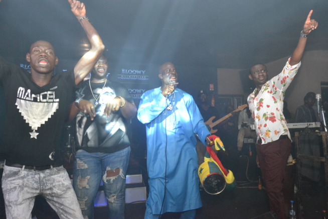 BLOWY A GUICHET FERME: Pape Diouf confirme son statut de leader dans la musique Sénégalaise, toujours copié mais jamais égalé. Regardez en images. BLOWY A GUICHET FERME: Pape Diouf confirme son statut de leader dans la musique Sénégalaise, toujours copié mais jamais égalé. Regardez en images.