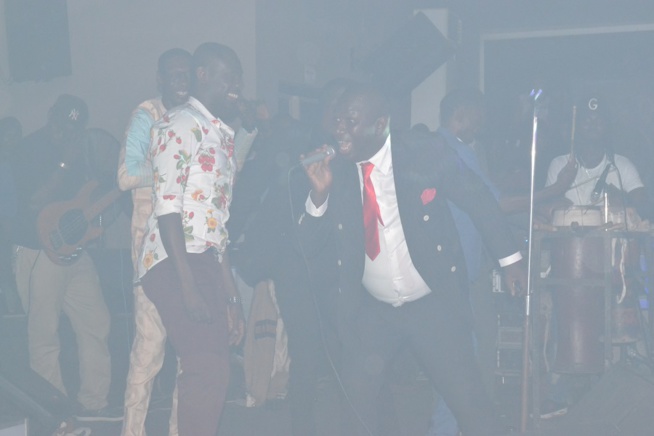 BLOWY A GUICHET FERME: Pape Diouf confirme son statut de leader dans la musique Sénégalaise, toujours copié mais jamais égalé. Regardez en images. BLOWY A GUICHET FERME: Pape Diouf confirme son statut de leader dans la musique Sénégalaise, toujours copié mais jamais égalé. Regardez en images.