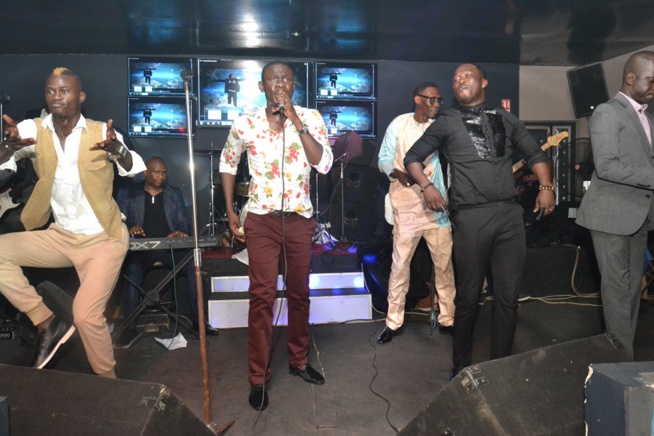 BLOWY A GUICHET FERME: Pape Diouf confirme son statut de leader dans la musique Sénégalaise, toujours copié mais jamais égalé. Regardez en images. BLOWY A GUICHET FERME: Pape Diouf confirme son statut de leader dans la musique Sénégalaise, toujours copié mais jamais égalé. Regardez en images.